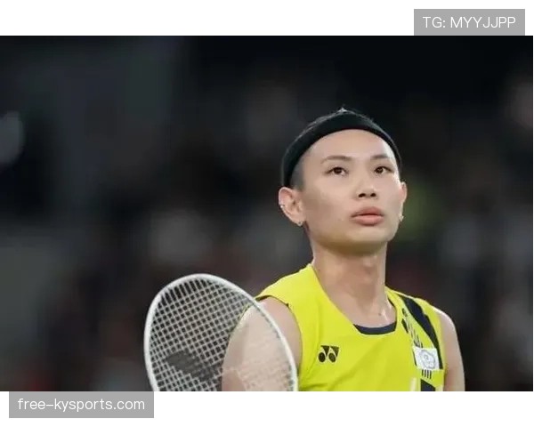 戴资颖训练场上严肃，后台出门竟被拍到逗趣一笑，看不出是羽坛狠角色了！